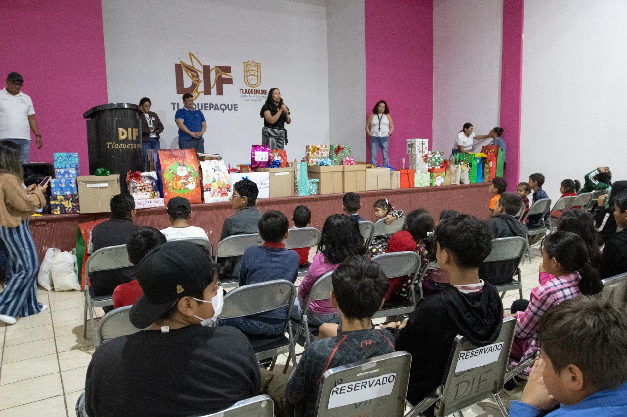 "Apadrina una Sonrisa" logró hacer felices a 175 niñas, niños y adolescentes del programa PREVERP del DIF Tlaquepaque.