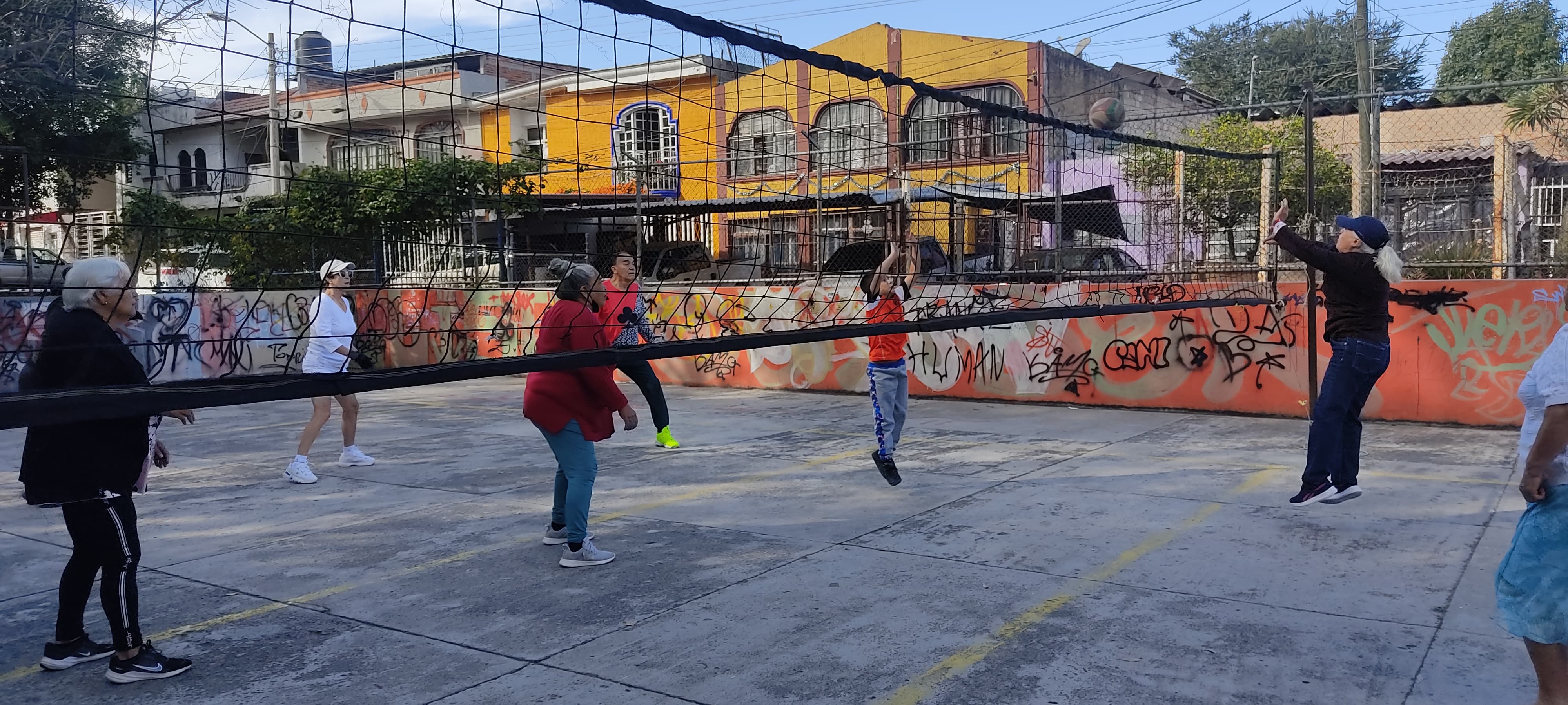 Adultos mayores del DIF Tlaquepaque celebran posada deportiva del equipo de cachibol.