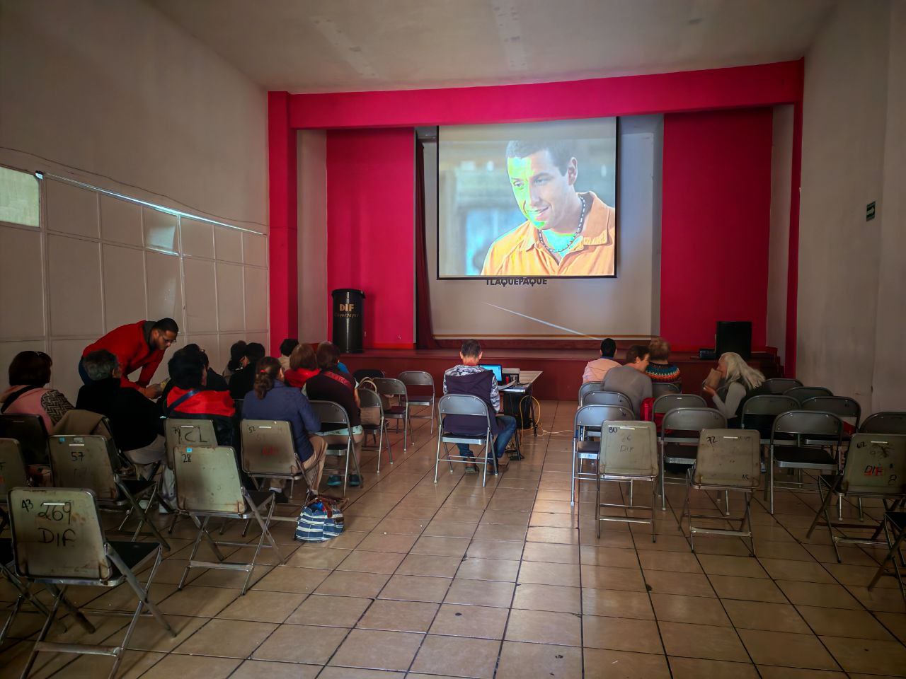 ¡Cine, palomitas y mucha diversión! Adultos mayores disfrutan matiné especial en el DIF Tlaquepaque